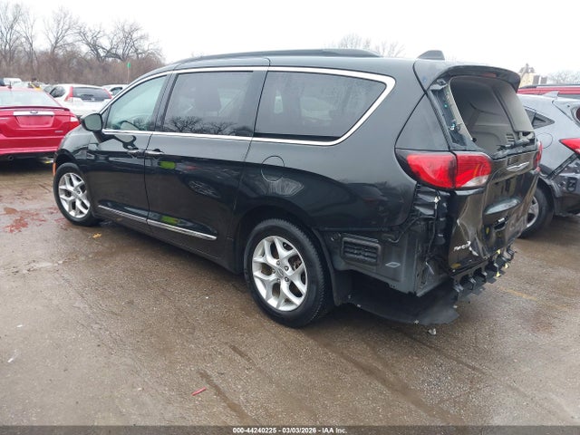 Продаж на аукціоні авто 2017 Chrysler Pacifica Touring-l, vin: 2C4RC1BG4HR820985, номер лоту: 44240225