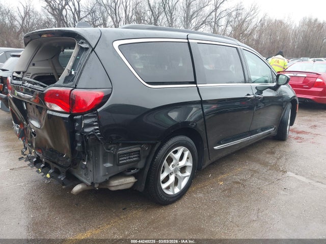 Продаж на аукціоні авто 2017 Chrysler Pacifica Touring-l, vin: 2C4RC1BG4HR820985, номер лоту: 44240225