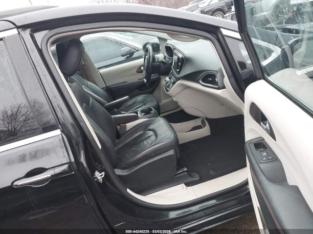 Продаж на аукціоні авто 2017 Chrysler Pacifica Touring-l, vin: 2C4RC1BG4HR820985, номер лоту: 44240225