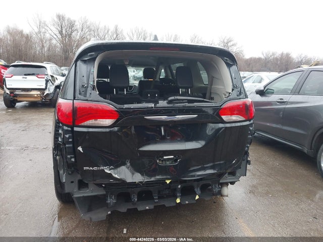 Продаж на аукціоні авто 2017 Chrysler Pacifica Touring-l, vin: 2C4RC1BG4HR820985, номер лоту: 44240225