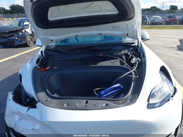 Продаж на аукціоні авто 2023 Tesla Model Y Awd/long Range Dual Motor All-wheel Drive, vin: 7SAYGAEE1PF789444, номер лоту: 44240285