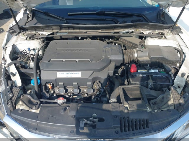 Honda Accord Touring 2016 1HGCR3F99GA016083 Image 10