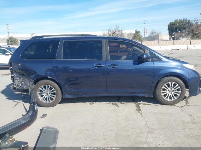 5TDYZ3DC2KS992978 Toyota Sienna Xle 8 Passenger