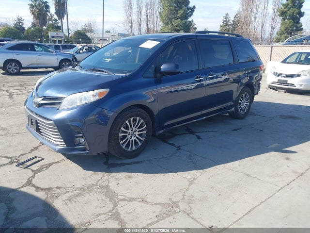 5TDYZ3DC2KS992978 Toyota Sienna Xle 8 Passenger