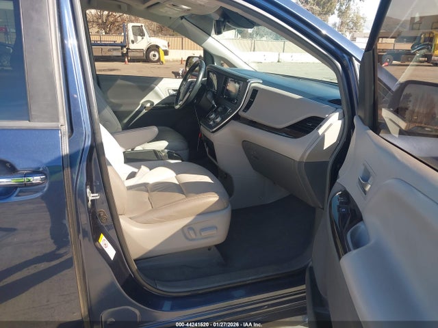 5TDYZ3DC2KS992978 Toyota Sienna Xle 8 Passenger