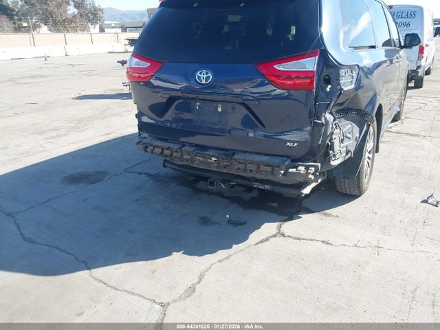 5TDYZ3DC2KS992978 Toyota Sienna Xle 8 Passenger