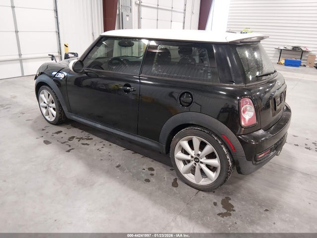 2011 MINI COOPER S WMWSV3C5XBTY25125 Photo 2