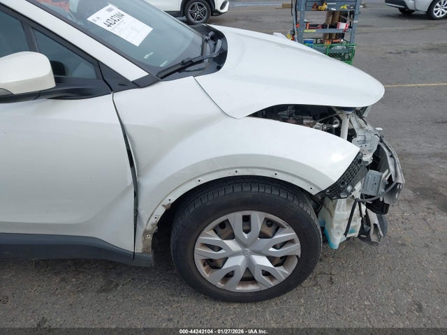 NMTKHMBX9MR132971 Toyota C-HR LE