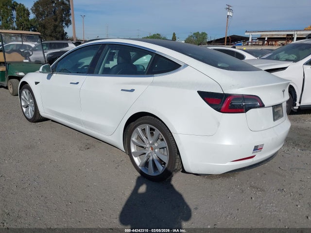 2018 TESLA MODEL 3 5YJ3E1EAXJF126472 Photo 2
