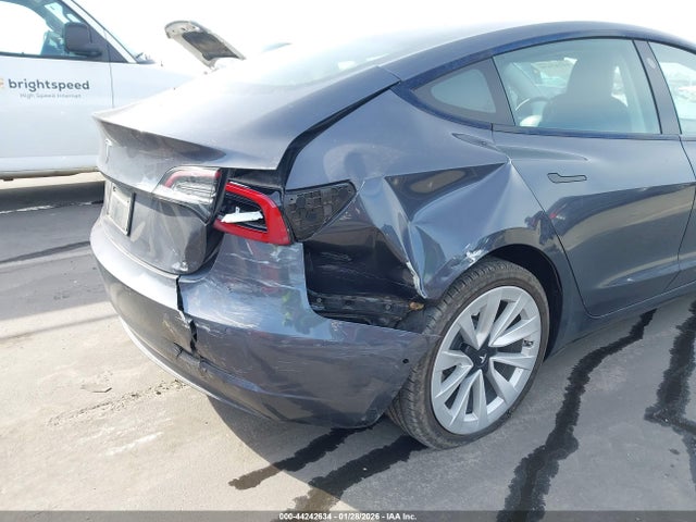 44242634 :رقم المزاد ، 5YJ3E1EA0MF031858 vin ، 2021 Tesla Model 3 Standard Range Plus Rear-wheel Drive مزاد بيع