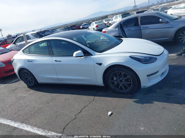 44242739 :رقم المزاد ، 5YJ3E1EA0NF310728 vin ، 2022 Tesla Model 3 Rear-wheel Drive مزاد بيع