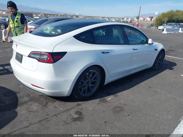 44242739 :رقم المزاد ، 5YJ3E1EA0NF310728 vin ، 2022 Tesla Model 3 Rear-wheel Drive مزاد بيع