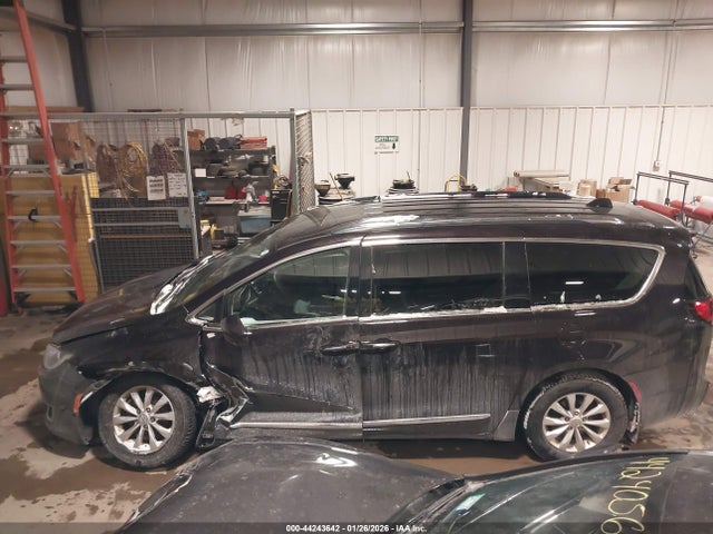 44243642 :رقم المزاد ، 2C4RC1BG1KR570662 vin ، 2019 Chrysler Pacifica Touring L مزاد بيع