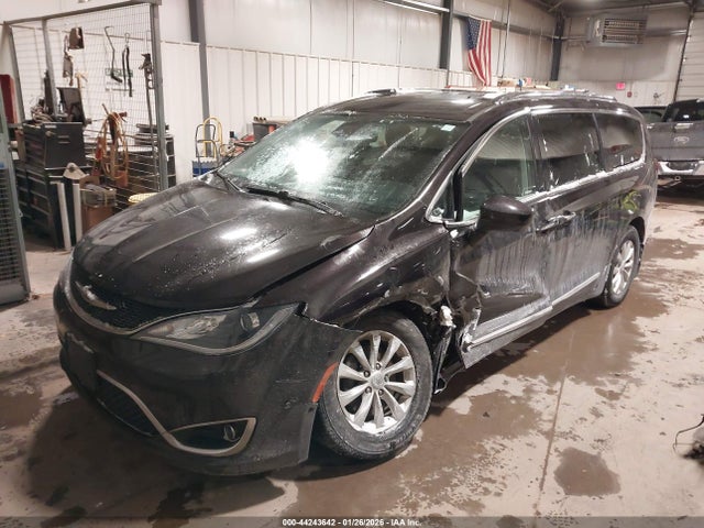 44243642 :رقم المزاد ، 2C4RC1BG1KR570662 vin ، 2019 Chrysler Pacifica Touring L مزاد بيع