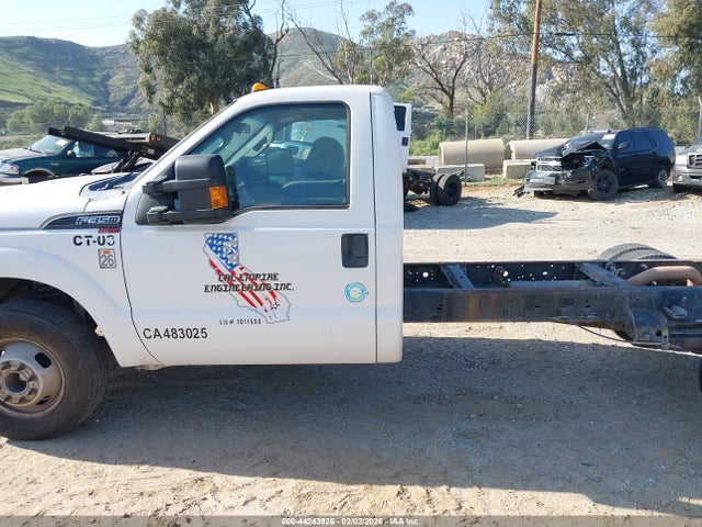 Ford F-350 Chassis Xl 2015 1FDRF3G69FED32799 Image 17