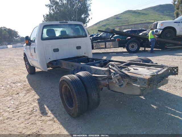 Ford F-350 Chassis Xl 2015 1FDRF3G69FED32799 Image 3