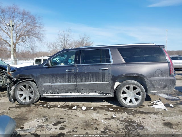 44244284 :رقم المزاد ، 1GYS4HKJ5JR379182 vin ، 2018 Cadillac Escalade Esv Luxury مزاد بيع