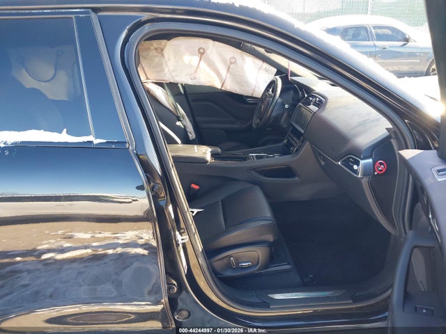 2019 JAGUAR F-PACE SADCJ2FX7KA356313 Photo 4
