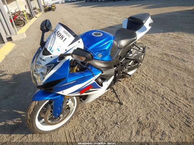 Suzuki GSX-R750 2014 JS1GR7MA2E2102180 Image 2