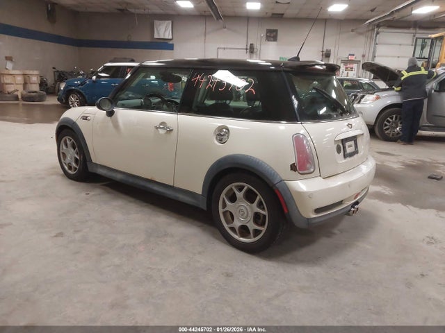 2006 MINI COOPER S WMWRE33546TL16569 Photo 2