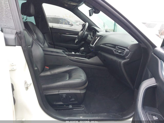2017 MASERATI LEVANTE ZN661XUAXHX213980 Photo 4