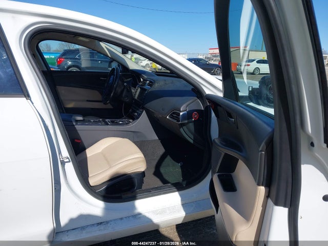 2018 JAGUAR XE SAJAR4FX7JCP26946 Photo 4