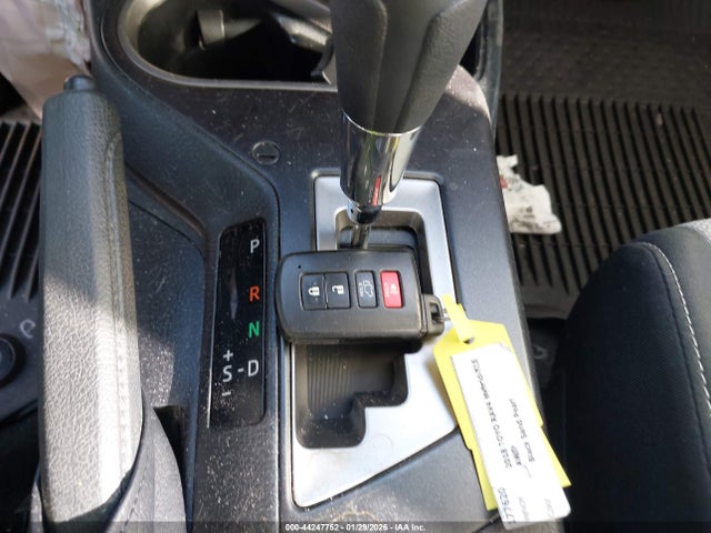 JTMRJREVXJD181115 Toyota Rav4 Hybrid Xle