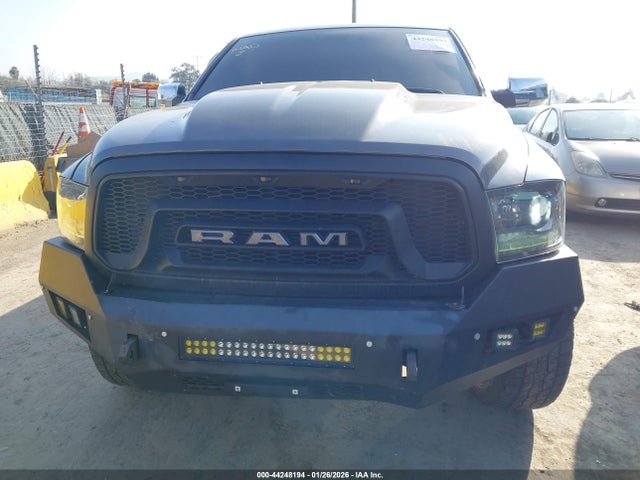 1C6RR7NM7JS353981 RAM 1500 Laramie 4x4 5&#039;7 Box