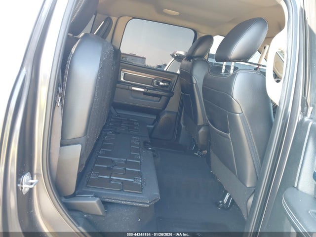 1C6RR7NM7JS353981 RAM 1500 Laramie 4x4 5&#039;7 Box