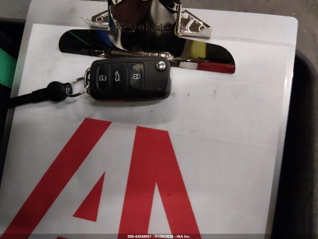 1VWBA7A32JC010808 Volkswagen Passat 2.0t Se