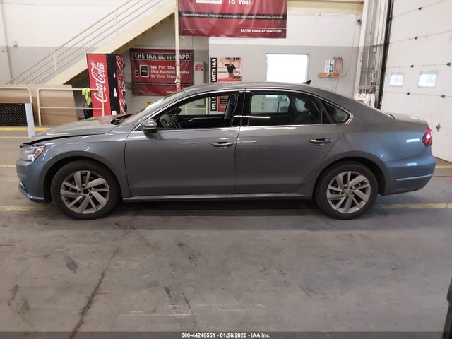1VWBA7A32JC010808 Volkswagen Passat 2.0t Se