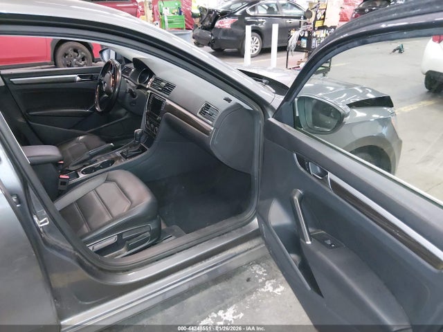 1VWBA7A32JC010808 Volkswagen Passat 2.0t Se