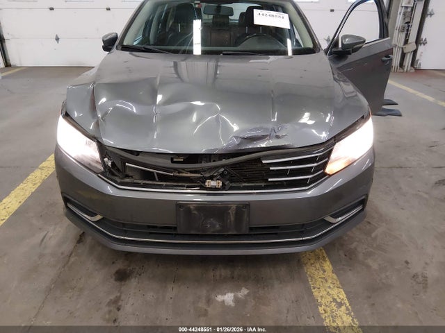 1VWBA7A32JC010808 Volkswagen Passat 2.0t Se
