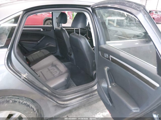 1VWBA7A32JC010808 Volkswagen Passat 2.0t Se