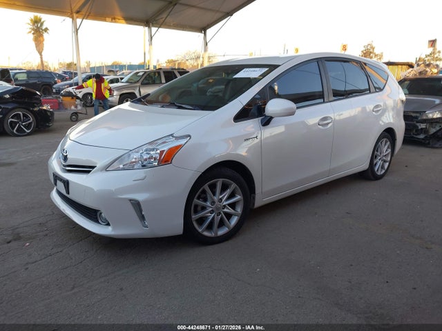 JTDZN3EU1EJ003156 Toyota Prius V Five