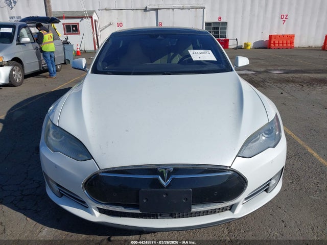 2015 Tesla Model S 85d/p85d მანქანა იყიდება აუქციონზე, vin: 5YJSA1H46FF093992, აუქციონის ნომერი: 44248874