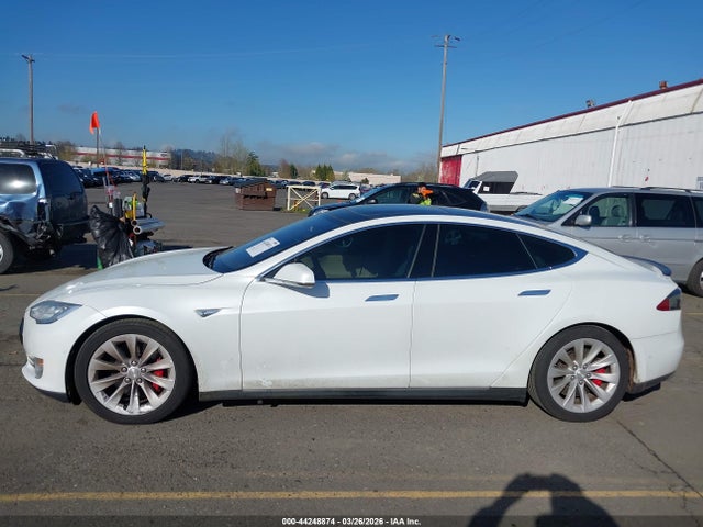 2015 Tesla Model S 85d/p85d მანქანა იყიდება აუქციონზე, vin: 5YJSA1H46FF093992, აუქციონის ნომერი: 44248874