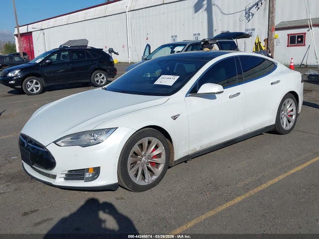 2015 Tesla Model S 85d/p85d მანქანა იყიდება აუქციონზე, vin: 5YJSA1H46FF093992, აუქციონის ნომერი: 44248874