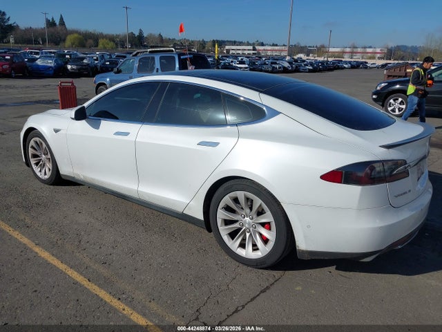 2015 Tesla Model S 85d/p85d მანქანა იყიდება აუქციონზე, vin: 5YJSA1H46FF093992, აუქციონის ნომერი: 44248874