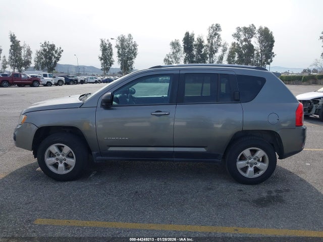 44249213 :رقم المزاد ، 1C4NJCBA0DD237774 vin ، 2013 Jeep Compass Sport مزاد بيع