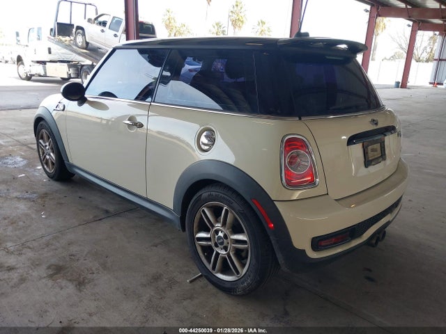 2011 MINI COOPER S WMWSV3C51BTY23571 Photo 2