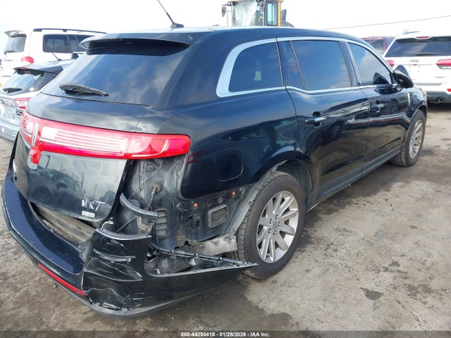 2LMHJ5NK6EBL56272 Lincoln Mkt Livery