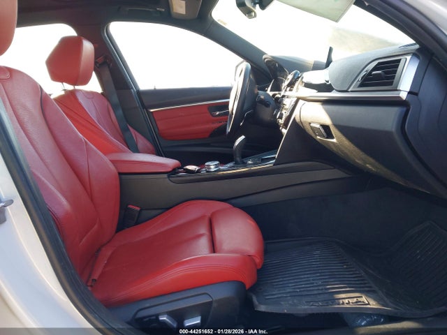 44251652 :رقم المزاد ، WBA8B9G59JNU98204 vin ، 2018 Bmw 330i مزاد بيع
