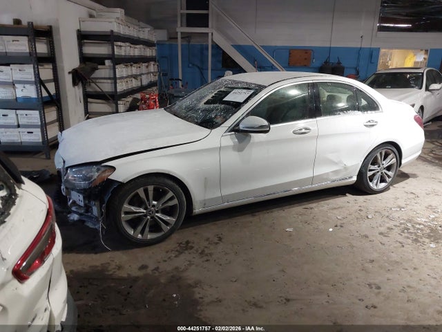 44251757 :رقم المزاد ، 55SWF4JB0HU219553 vin ، 2017 Mercedes-benz C 300 مزاد بيع