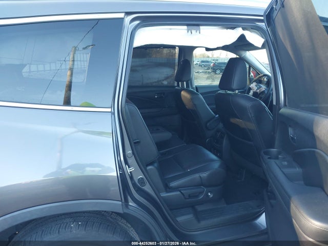Продаж на аукціоні авто 2017 Honda Pilot Touring, vin: 5FNYF5H98HB044827, номер лоту: 44252603