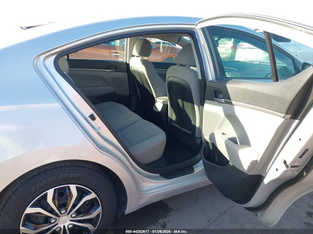 5NPD74LF7JH353523 Hyundai ELANTRA SE