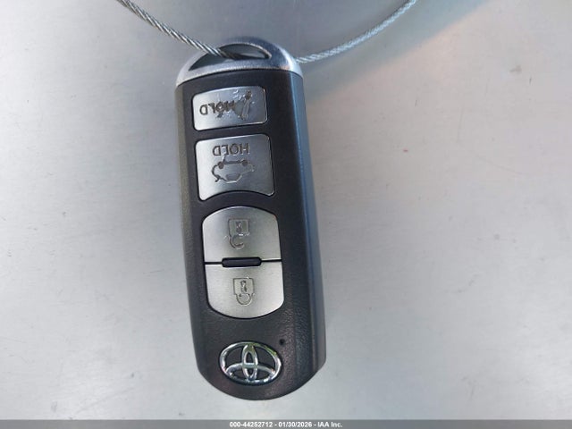3MYDLBYV9KY520843 Toyota YARIS LE