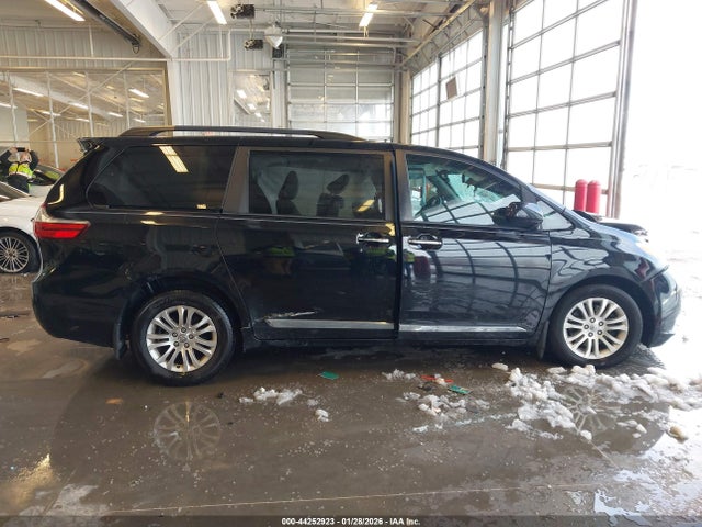44252923 :رقم المزاد ، 5TDYZ3DC0HS794408 vin ، 2017 Toyota Sienna Xle Premium 8 Passenger مزاد بيع