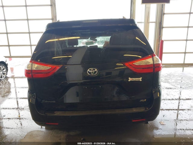 44252923 :رقم المزاد ، 5TDYZ3DC0HS794408 vin ، 2017 Toyota Sienna Xle Premium 8 Passenger مزاد بيع