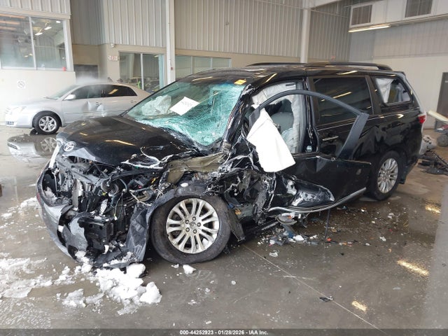 44252923 :رقم المزاد ، 5TDYZ3DC0HS794408 vin ، 2017 Toyota Sienna Xle Premium 8 Passenger مزاد بيع